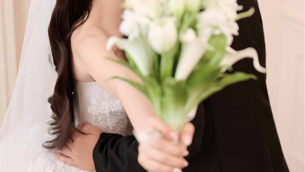 ブーケを持った新郎新婦の画像
